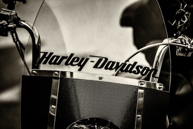 Foto de frente de moto Harley Davidson